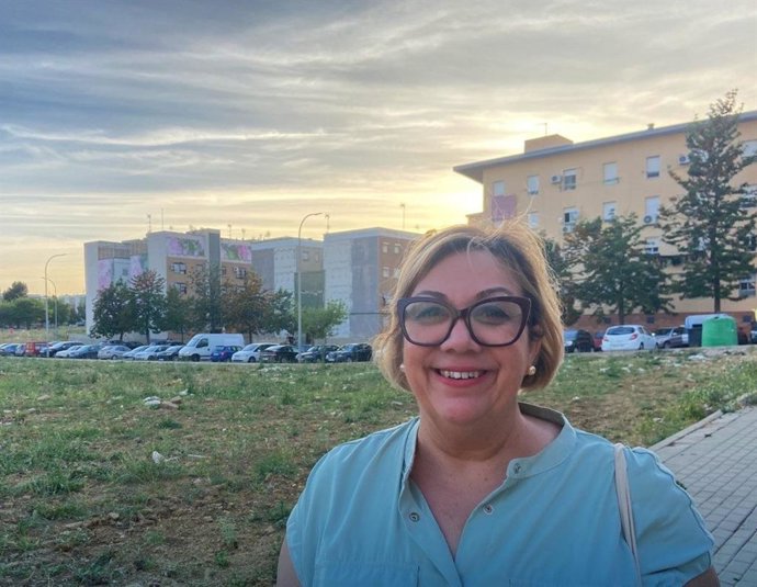La candidata de La Izquierda de Huelva, Mónica Rossi, en una imagen de archivo en su visita a otro barrio onubense.