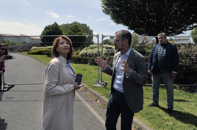 La ministra de Transportes, Movilidad y Agenda Urbana, Raquel Sánchez (1i), y el alcalde de Ferrol y candidato a la reelección por el PSdeG, Ángel Mato (2d), conversan durante su visita a las obras de la entrada a Ferrol, a 18 de mayo de 2023, en Ferrol