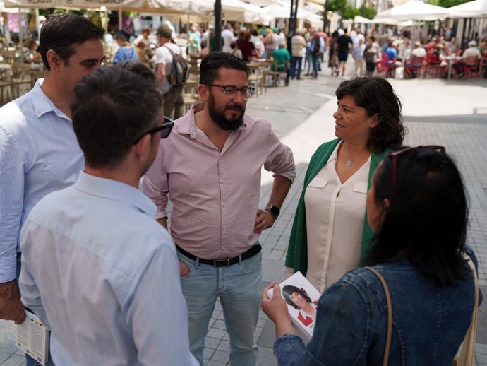 La candidata de IU en Sanlúcar con el coordinador provincial.
