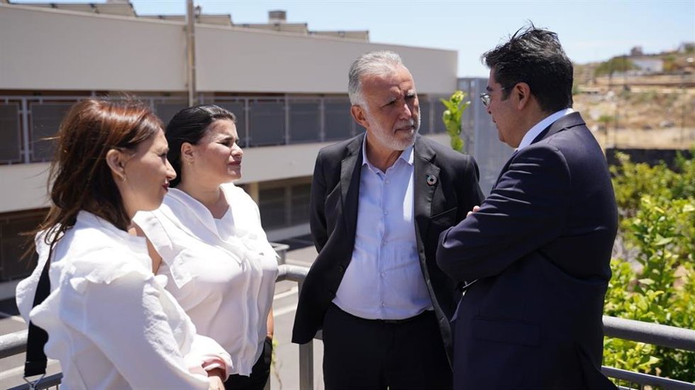 La candidata al Parlamento, Nira Fierro, la alcaldesa de Candelaria, Mari Brito, el candidato del PSOE a la Presidencia de Canarias, Ángel Víctor Torres y el candidato a la Presidencia del Cabildo, Pedro Martín