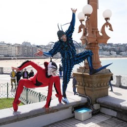 Archivo - Dos artistas posan