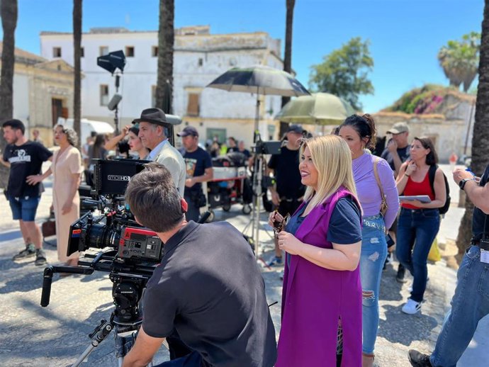 La alcaldesa de Jerez, Mamen Sánchez, visita el rodaje de la serie 'Barrio Inglés' en la ciudad