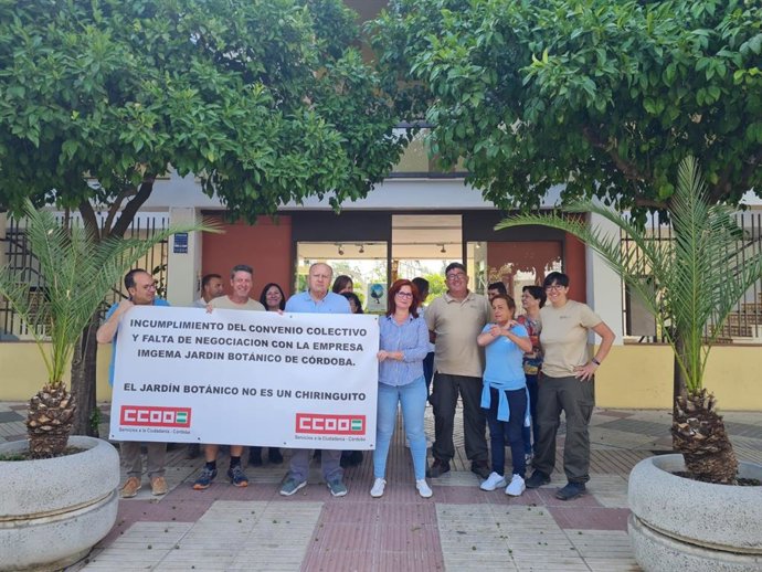 Concentración a las puertas del Jardín Botánico.