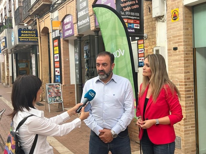 Los miembos de Vox Huelva en rueda de prensa.