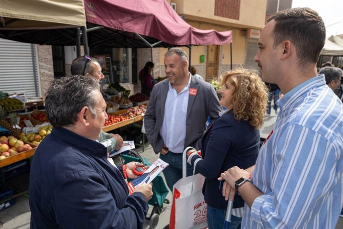 Reparto de material informativo del PSOE en Huéscar