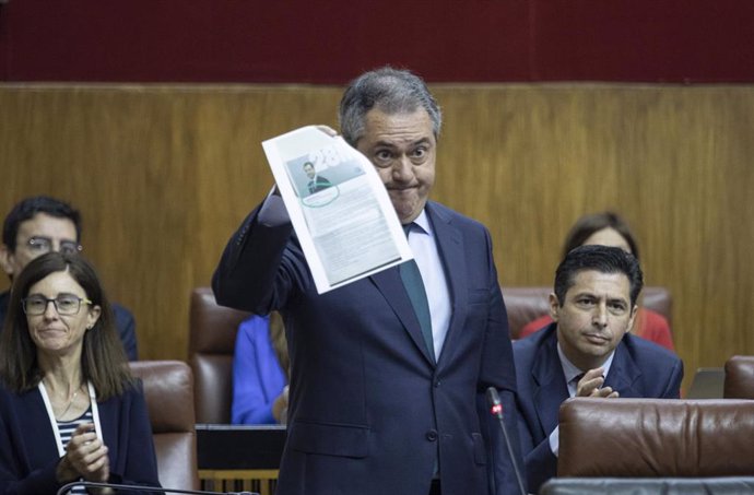 El secretario general del PSOE de Andalucía y Portavoz del Grupo Parlamentario Socialista, Juan Espadas, realiza pregunta de control al presidente de la Junta de Andalucía, Juanma Moreno, durante la segunda jornada del Pleno del Parlamento andaluz. A 18