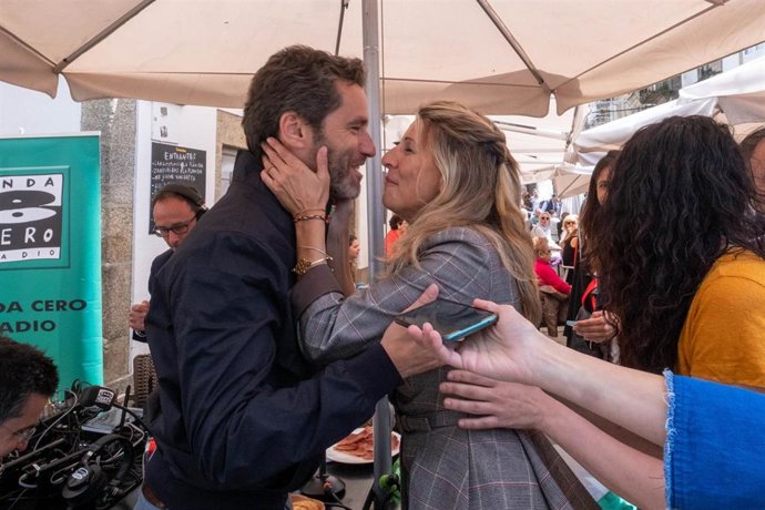 El portavoz de campaña del Partido Popular nacional, Borja Sémper, saluda a la vicepresidenta segunda y ministra de Trabajo y Economía Social, Yolanda Díaz, en las inmediaciones de la caseta de ONDA CERO durante las Fiestas de la Ascensión, a 18 de mayo