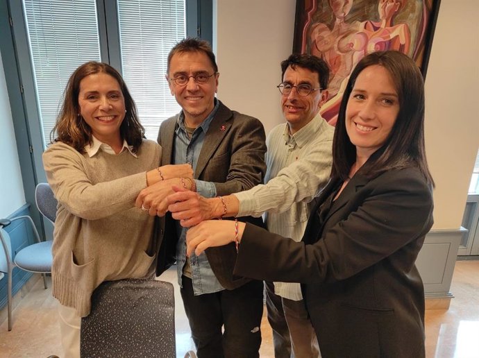 El cofundador de Podemos, Juan Carlos Monedero, junto a la candidata al Ayuntamiento de Burgos, Marga Arroyo.