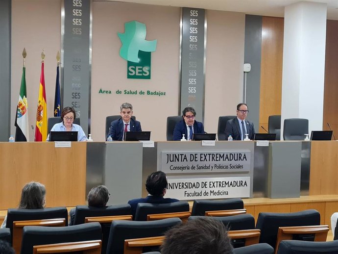 El consejero de Sanidad, José María Vergeles (segundo por la derecha), en el acto de despedida de los MIR en Badajoz.