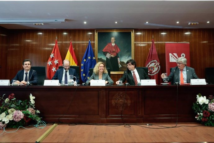 La presidenta del Congreso clausura un curso en la Universidad Complutense