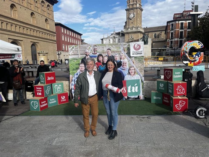 Pedro Santisteve ha pasado el relevo "simbólico" a la candidata de ZeC, Elena Tomás, en un acto en la plaza del Pilar.