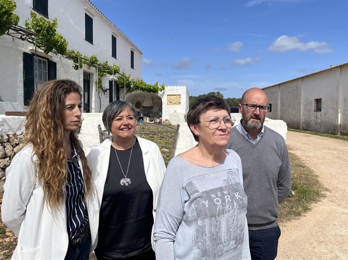 La candidata de Unidas Podemos a la presidencia del Govern, Antnia Jover, junto a otros candidatos en Menorca.