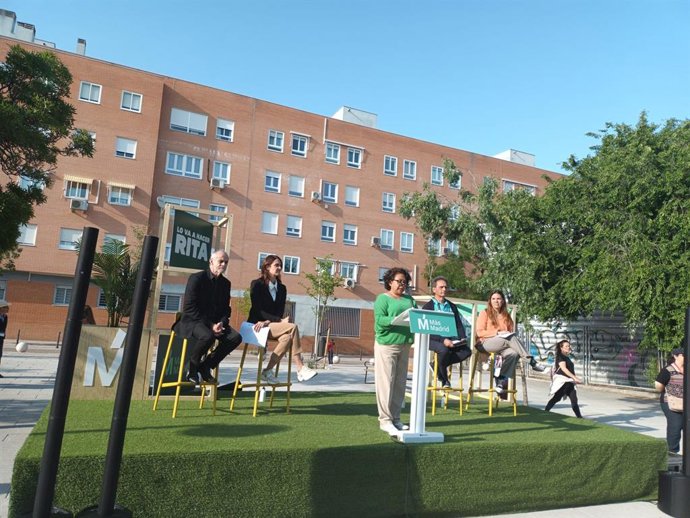 La candidata a la Alcaldía de Madrid, Rita Maestre, con el director científico de La Sorbona, Carlos Moreno, creador del concepto de la Ciudad de los 15 Minutos, en un acto electoral en Vicálvaro