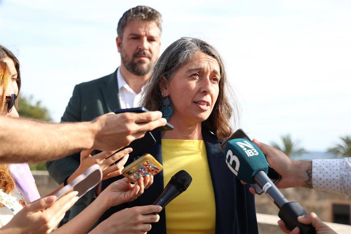 La candidata a la alcaldía de Palma por MÉS-Estimam Palma, Neus Truyol, y el coordinador de MÉS per Mallorca y candidato a la presidencia del Govern, Lluís Apesteguia, durante un acto de Més per Mallorca en el Mirador Baluard del Príncep.