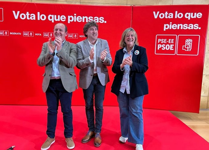 El secretsrio general del PSE-EE, Eneko Andueza, con los candidatos a diputada general de Bizkaia, Teresa Laespada, y a la Alcaldía de Barakaldo, Carlos Fernández.