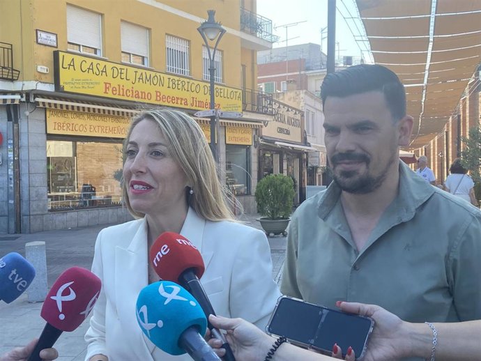 La candidata del PP a la Presidencia de la Junta, María Guardiola, y el candidato 'popular' a la Alcaldía de Mérida, Santi Amaro, atienden a los medios de comunicación