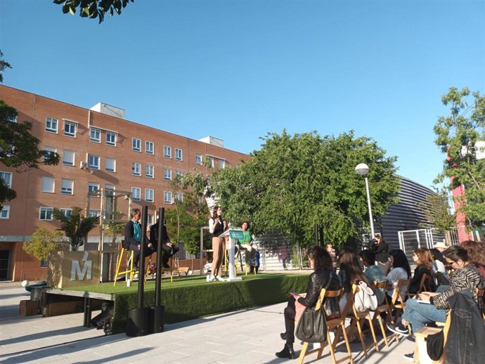 La candidata a la Alcaldía de Madrid, Rita Maestre, en Valdebernardo (Vicálvaro)