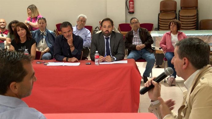 El candidato del PP a la Presidencia de Castilla-La Mancha, Paco Núñez, en Alovera