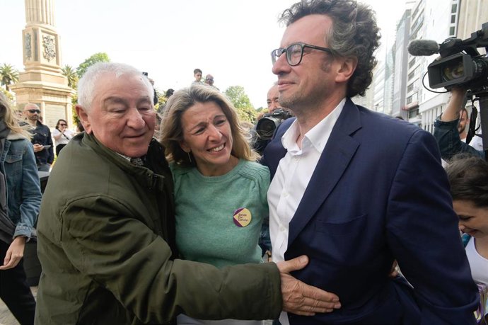 La vicepresidenta segunda del Gobierno y líder del proyecto 'Sumar', Yolanda Díaz, en un acto de 'Por Coruña', junto a su candidato a la alcaldía, José Manuel Sande, y su padre y miembro también de la lista, Suso Díaz