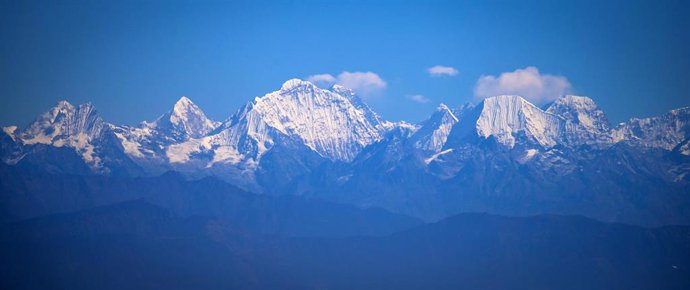Archivo - November 22, 2022, Kathmandu, Bagmati, Nepal: A view of hImalayan ranges along with Mount Everest (center back) as seen from Chandragiri hill in Kathmandu, Nepal on November 22, 2022.