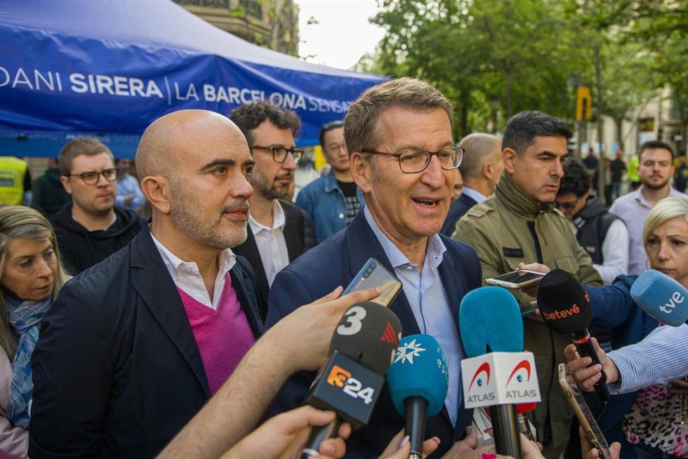 El presidente del Partido Popular, Alberto Núñez Feijóo (d), y el candidato a la alcaldía de Barcelona por el PP, Daniel Sirera (i), ofrecen declaraciones cuando asisten juntos a la parada de Sant Jordi del partido en la Rambla de Catalunya, a 23 de abr