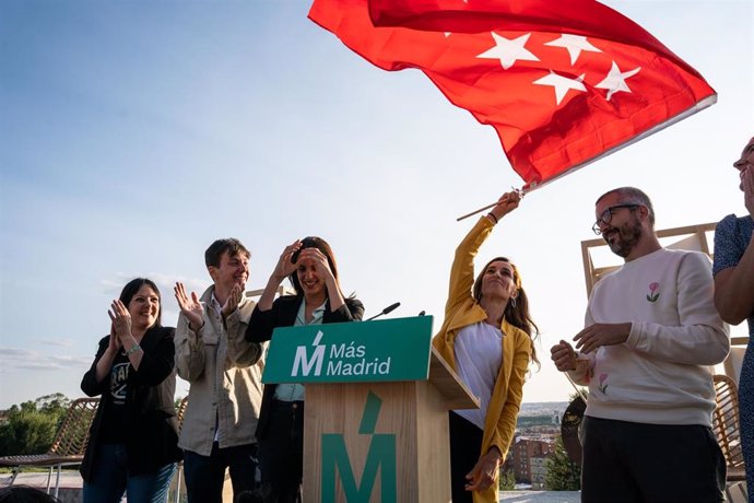 La candidata de Más Madrid a la Alcaldía de Madrid, Rita Maestre, a la Presidencia de la Comunidad, Mónica García, y el diputado de Más Madrid, Javier Padilla, durante el acto de inicio de campaña del partido en el Mirador del Cerro de Tío Pío