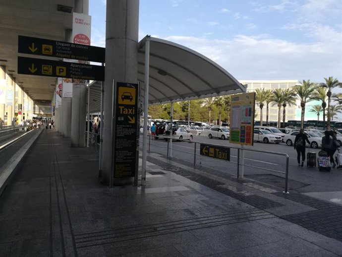 Archivo - Taxi, parada taxis, aeropuerto Palma