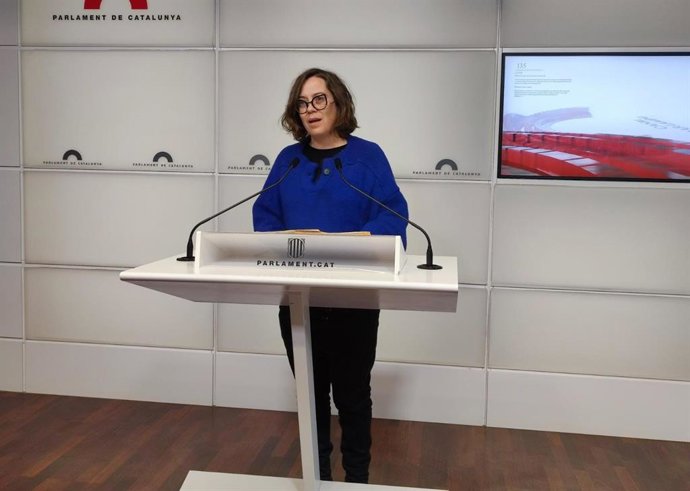 Archivo - La portavoz de la CUP en el Parlament, Eullia Reguant, en rueda de prensa en la Cámara catalana.