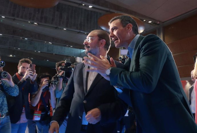 El presidente del Gobierno y secretario general del PSOE, Pedro Sánchez y el secretario general del PSOE de Aragón y candidato a la Presidencia del Gobierno autonómico, Javier Lambán