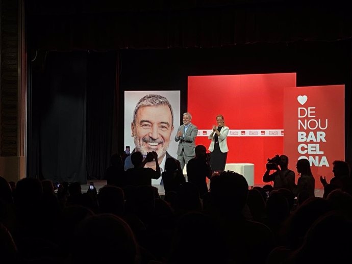El alcaldable del PSC, Jaume Collboni, y su número 2, Maria Eugnia Gay, en un acto en el Teatre de Sarri.