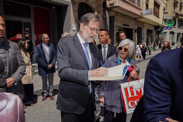 El expresidente del Gobierno Mariano Rajoy firma a un autógrafo a una simpatizante durante un acto de campaña previo a las elecciones del 28M, en la Plaza del Liceo, a 18 de mayo de 2028, en Salamanca, Castilla y León (España).