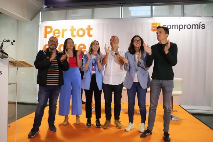 El líder de Más País, Íñigo Errejón, junto al candidato de Compromís a la presidencia de la Generalitat, Joan Baldoví, en un acto en Elche (Alicante)