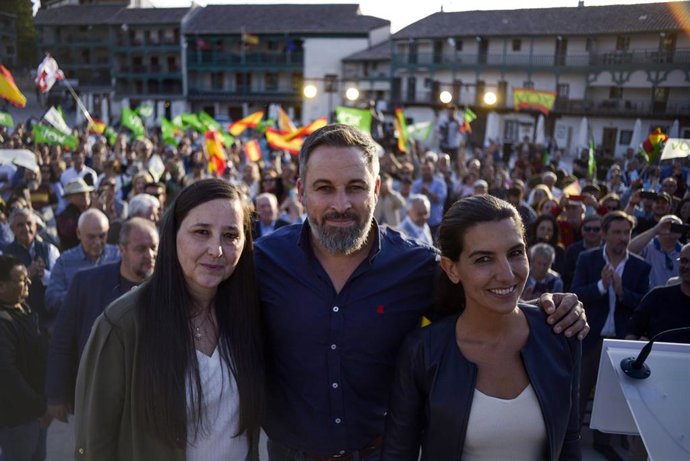 (I-D) La candidata de Vox a la Alcaldía de Chinchón, Yolanda Torres, el líder de Vox, Santiago Abascal, y la candidata de Vox a la Presidencia de la Comunidad de Madrid, Rocío Monasterio, durante un acto de Vox, en la Plaza Mayor de Chinchón
