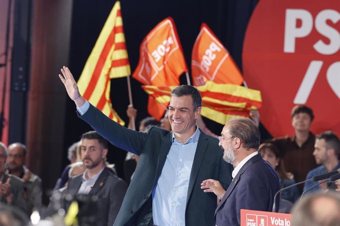 El presidente del Gobierno y secretario general del PSOE, Pedro Sánchez, y el candidato a la Presidencia de Aragón, Javier Lambán, participa en un acto de campaña, en la Sala Multiusos del Auditorio de Zaragoza, a 18 de mayo de 2023.