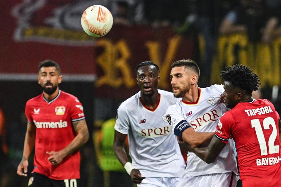 Rome's Lorenzo Pellegrini and Leverkusen's Edmond Tapsoba (R) battle for the ball during the UEFA Europa League semi-finals, second leg soccer match between Bayer Leverkusen and AS Roma at BayArena. Photo: Bernd Thissen/dpa