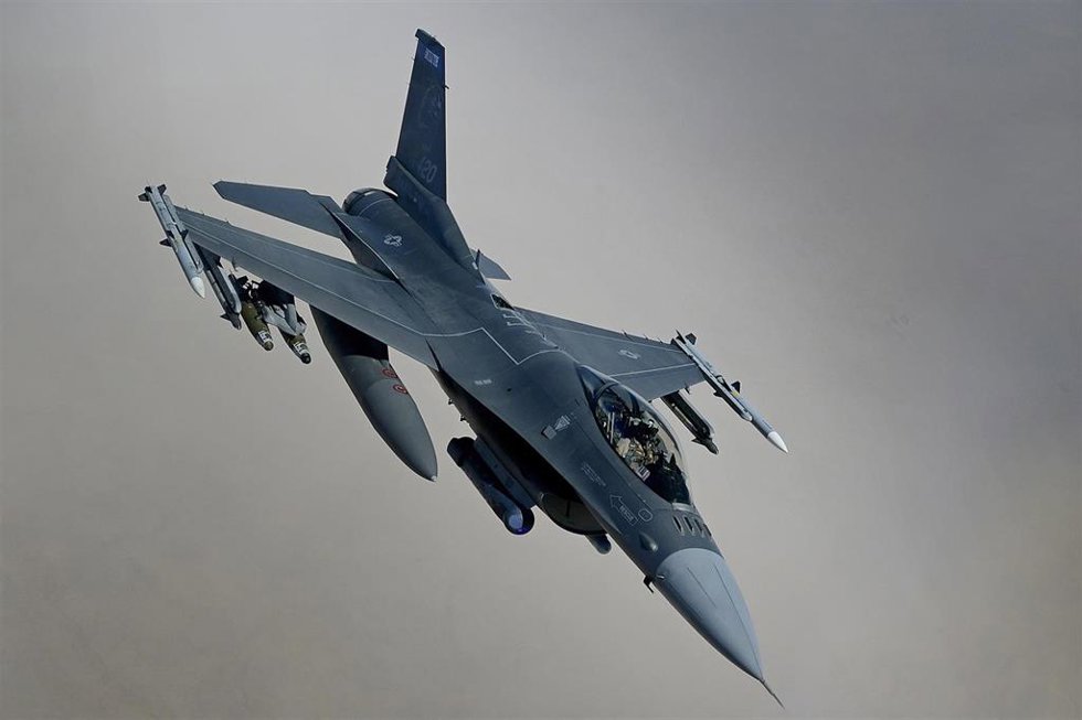 Archivo - Avión de combate modelo F-16