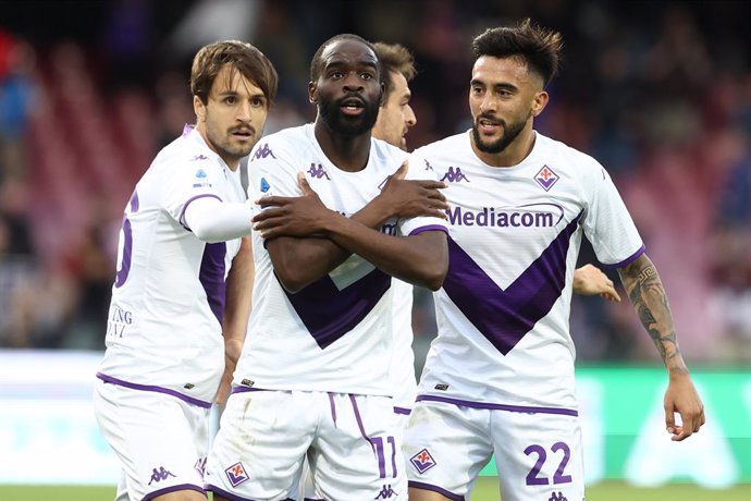 03 May 2023, Italy, Salerno: ACF Fiorentina's Jonathan Ikone celebrates scoring his side's second goal with teammates during the Italian Serie A soccer match between US Salernitana 1919 and ACF Fiorentina at Arechi Stadium. Photo: Alessandro Garofalo/La