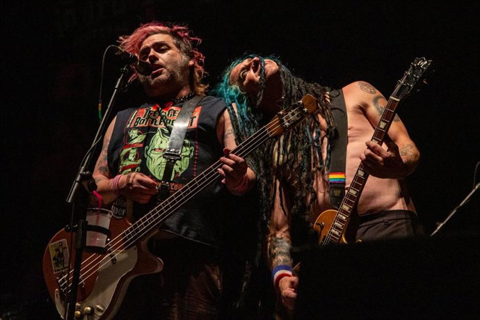 Archivo - El cantante y bajista de NOFX, Fat Mike, y el guitarrista del grupo, Erik Sandin, tocan durante la actuación en Punk In Drublic en Madrid.