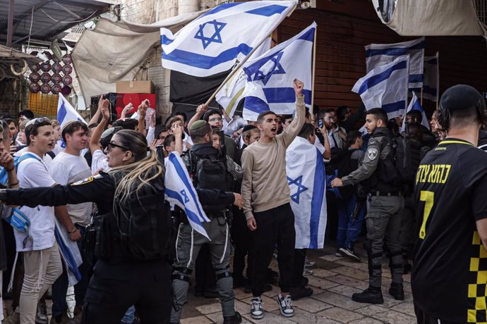 Manifestantes israelíes durante la "Marcha de la Bandera" en Jerusalén