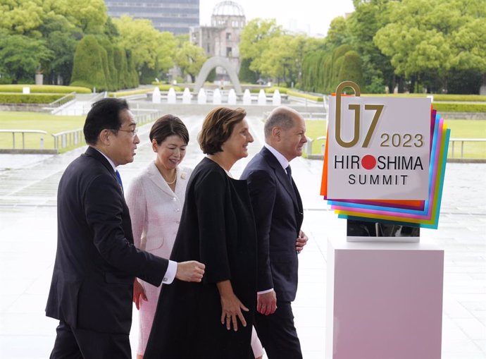 May 19, 2023, Hiroshima, Japan: German Chancellor Olaf Scholz (R) and his wife Britta Ernst (2-L) are welcomed by Japan's Prime Minister Fumio Kishida (L) and First Lady Yuko Kishida at the Peace Memorial Park during a visit as part of the G7 Hiroshima 
