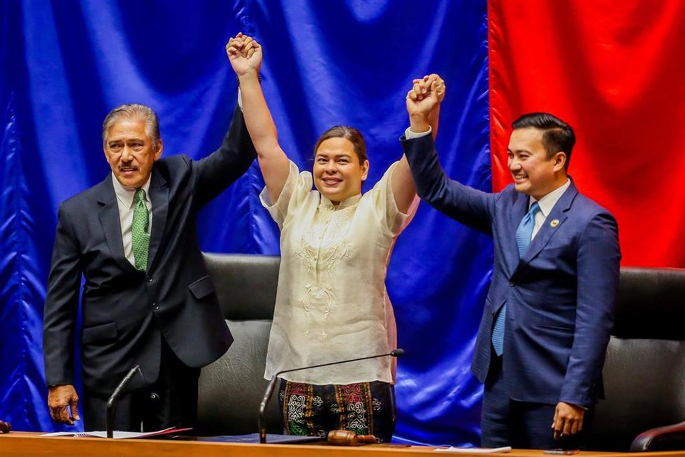 Archivo - La vicepresidenta de Filipinas, Sara Duterte Carpio, junto al presidente del Senado, Vicente Sotto, y el presidente de la Cámara de Representantes, Allan Velasco, durante su proclamación en la Cámara de Representantes de Filipinas