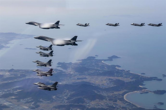 Archivo - Un bombardero estratégico estadounidense B-1B Lancer escoltado por aviones surcoreanos F-35A y cazas estadounidenses F-16 sobrevuela la zona de identificación de defensa aérea de Corea del Sur durante un ejercicio conjunto de las fuerzas aéreas