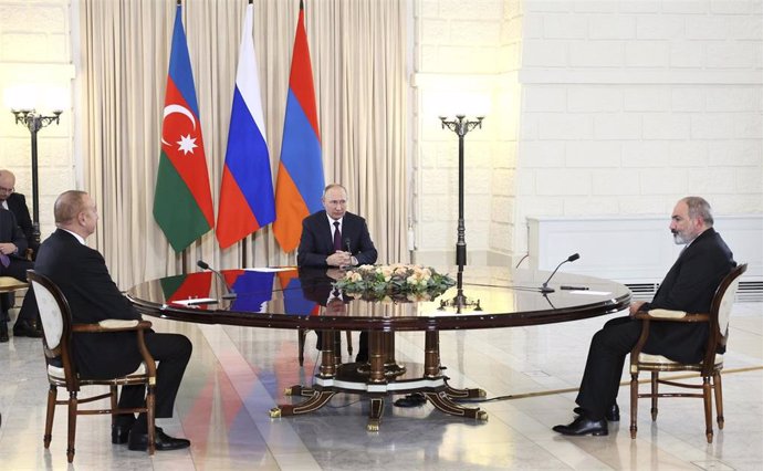 Archivo - Imagen de archivo del presidente ruso, Vladimir Putin, con su homólogo azerí, Ilham Aliyev, y el primer ministro armenio, Nikol Pashinián