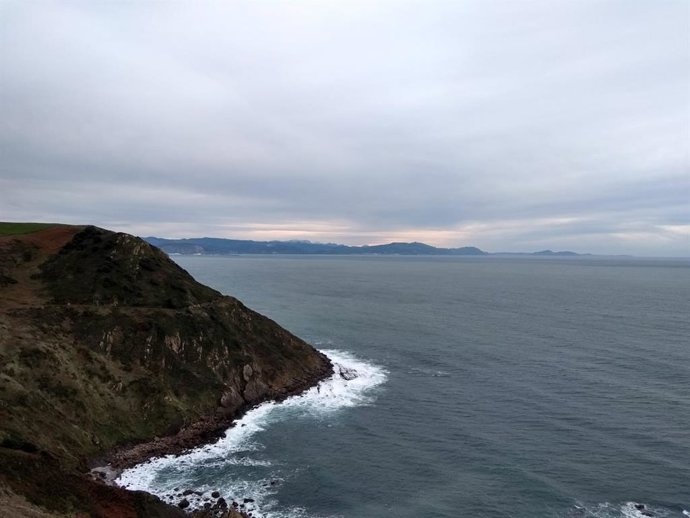 Archivo - Nubes sobre la costa vasca