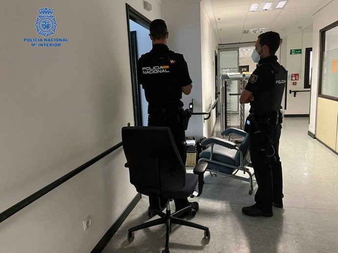 Imagen de los policías custodiando.