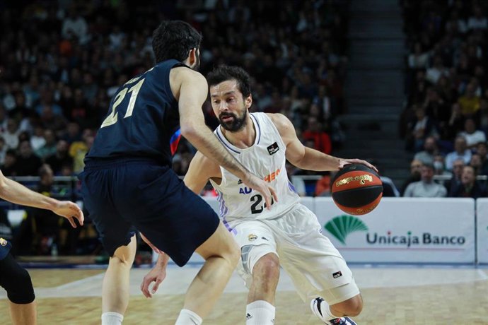 Archivo - Sergio Llull ante Alex Abrines en un Real Madrid-Bara