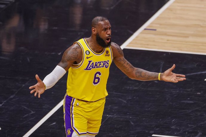 Archivo - 05 April 2023, US, Los Angeles: Los Angeles Lakers' LeBron James gestures during the NBA Basketball match between Los Angeles Clippers and Los Angeles Lakers at Crypto.com Arena in Los Angeles. Photo: Ringo Chiu/ZUMA Press Wire/dpa