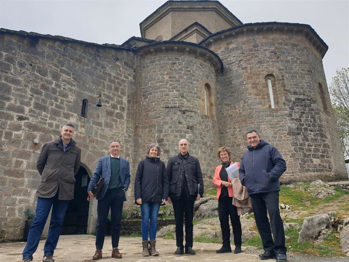 En el centro, la consejera Esnaola, con el canónigo Carlos Ayerra y responsables del santuario y de la Dirección General de Cultura.