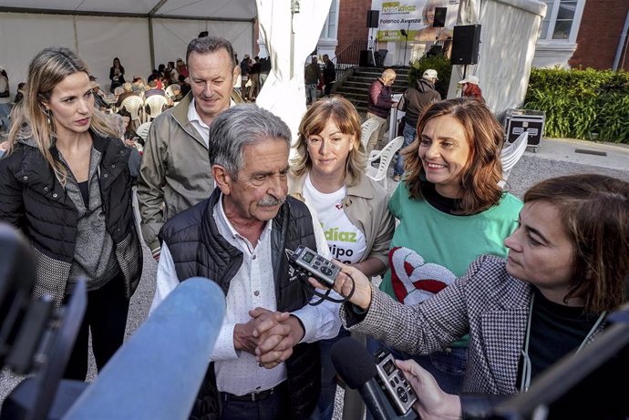 Revilla atiende a los medios en el acto del PRC en Polanco