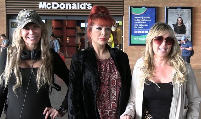 Yola, Yurena y Malena Gracia a su llegada a Sevilla para actuar en la preboda de Raúl Prieto y Joaquín Torres